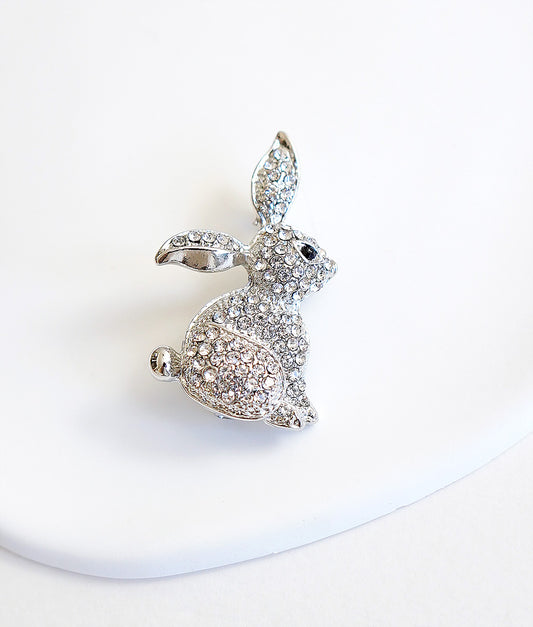 Rabbit brooch modeled with stone