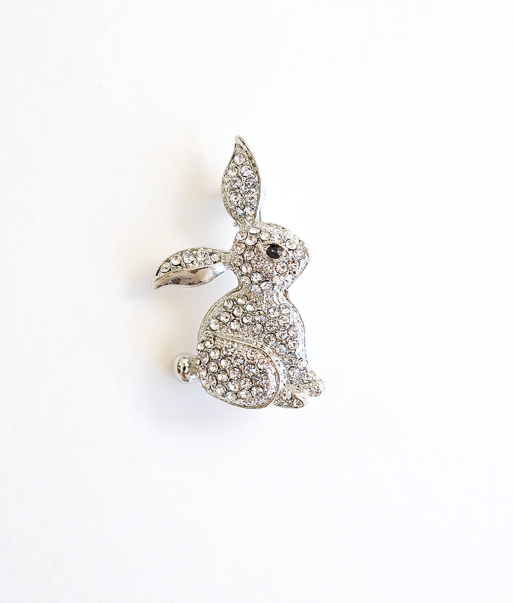 Rabbit brooch modeled with stone