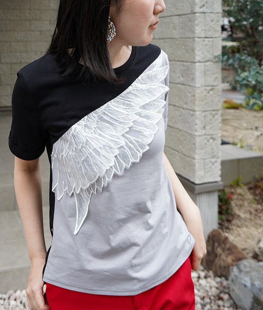 Flapping feather lace T-shirt