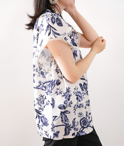 Frilled blouse with porcelain pattern