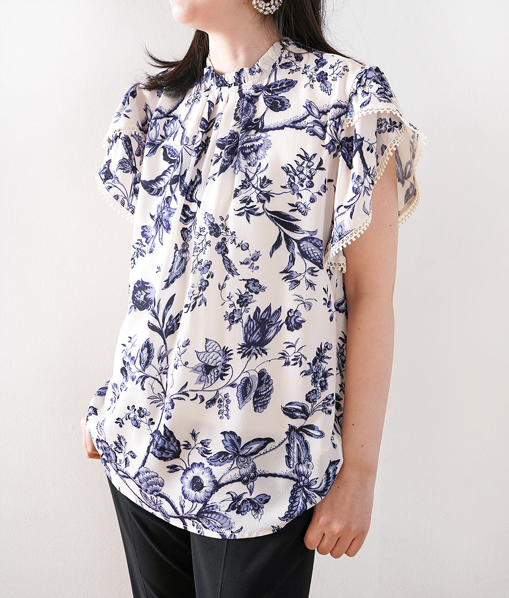 Frilled blouse with porcelain pattern