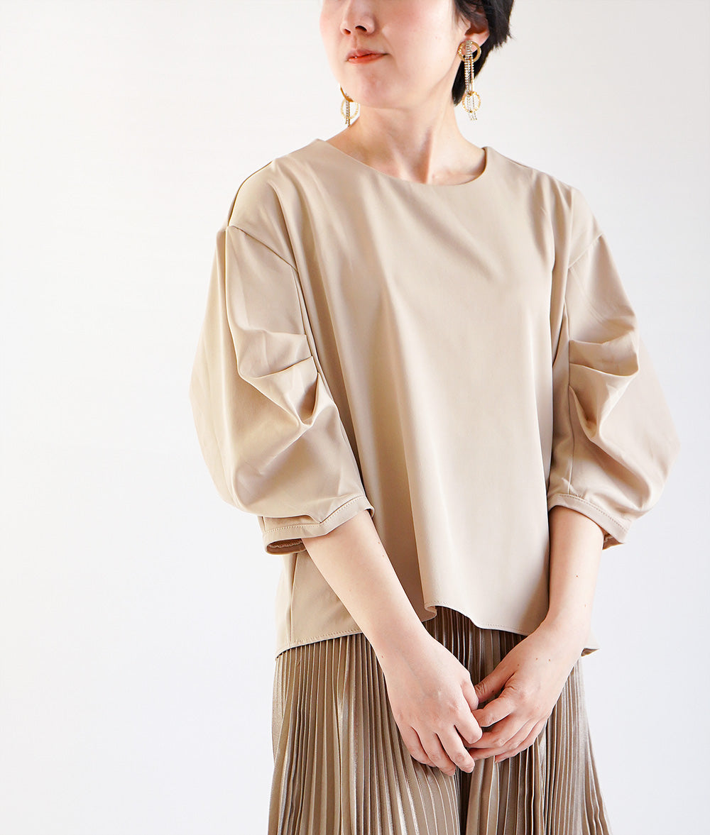 Loose blouse with three-dimensional sleeves