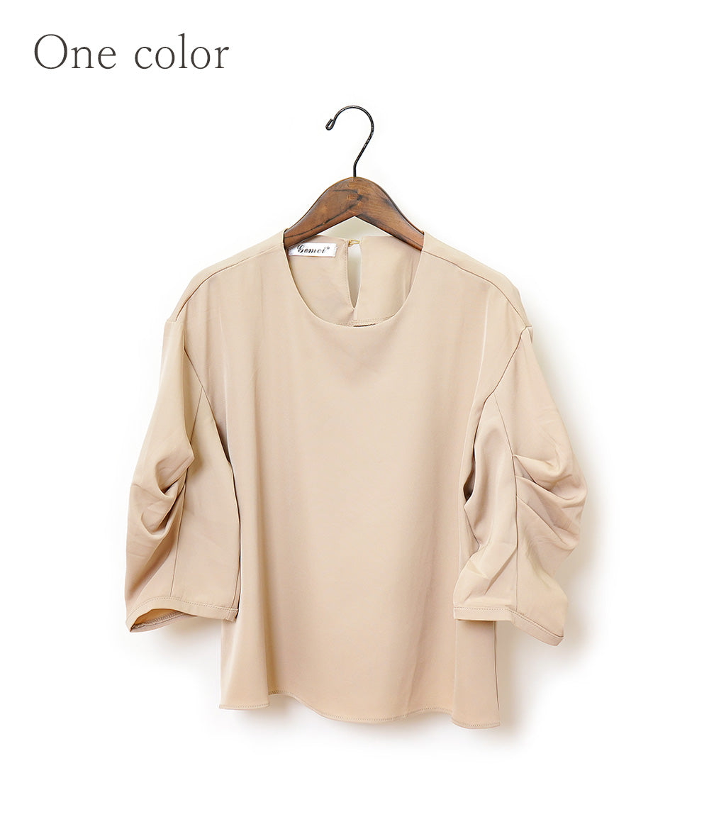 Loose blouse with three-dimensional sleeves